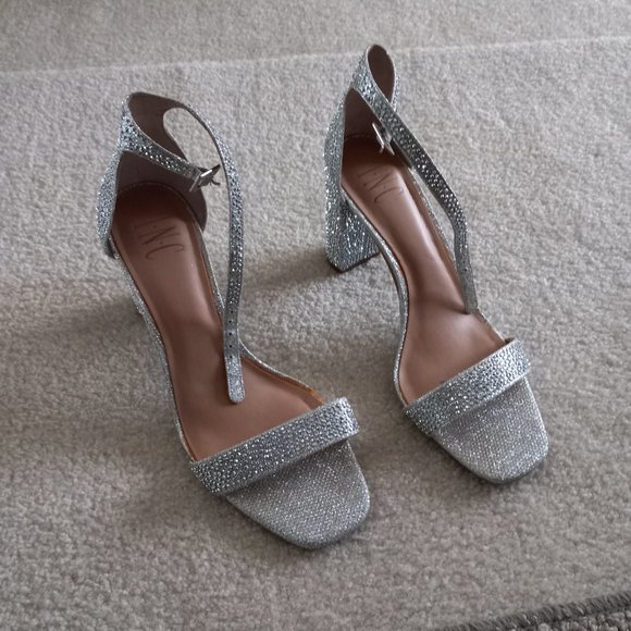 Like new In great condition only worn once - Picture 3 of 3